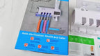 1pc Brosse à dents, distributeur de dentifrice intelligent mural à 4 fentes, support mural pour brosse à dents, accessoires de salle de bain, porte-brosse à dents, support de brosse à dents sans perçage avec kit distributeur de dentifrice à presser